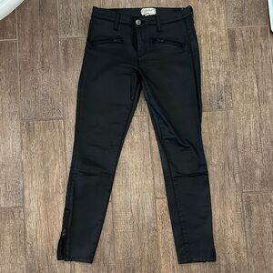 Current/Elliott Women's Black Skinny Coated Jeans. Size 28